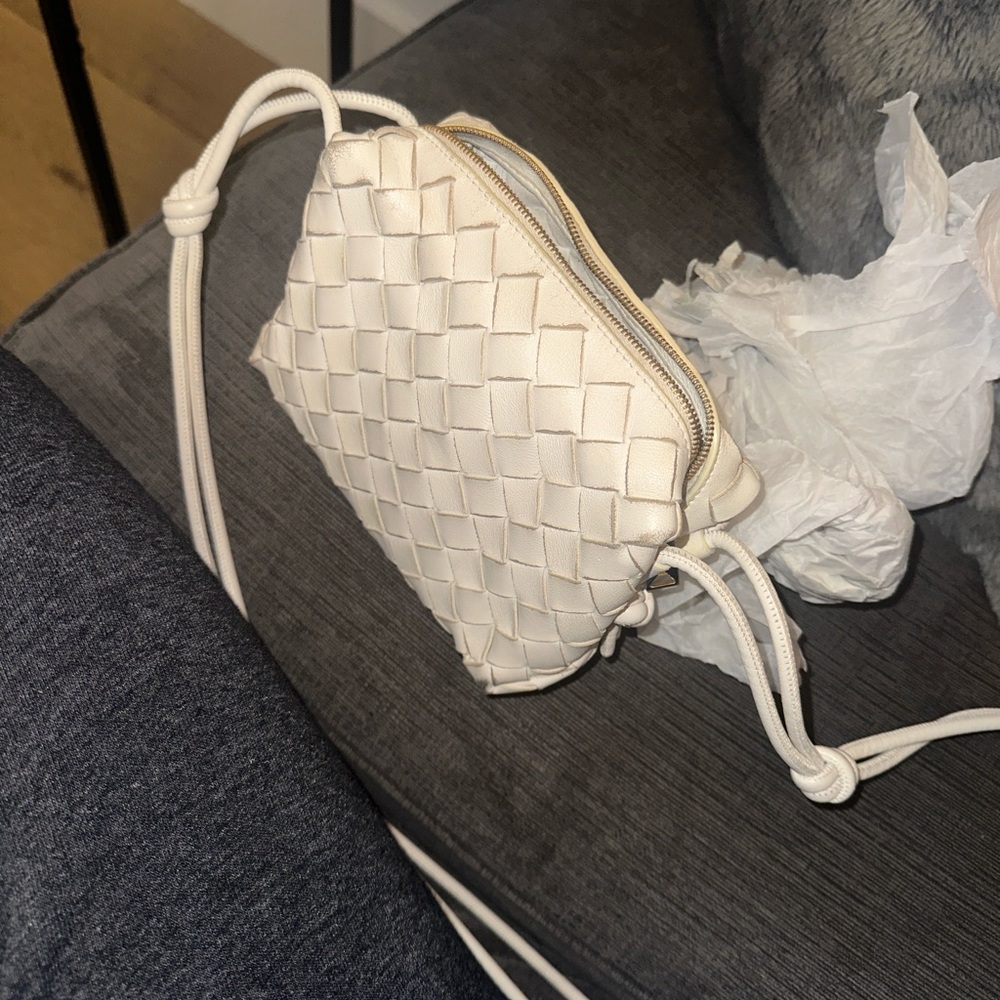 Bottega Venetta Elegant White  Woven Crossbody Bag